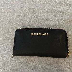 Michael Kors Wristlwt Wallet